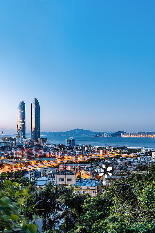 中国福建厦门双子塔和高架桥高视角夜景图片素材