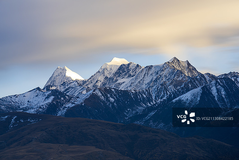 回光返照下的卡洼洛日神山图片素材