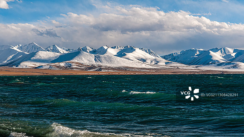 西藏纳木措风光，念青唐古拉山雪山和碧绿的湖水，湖光山色。图片素材