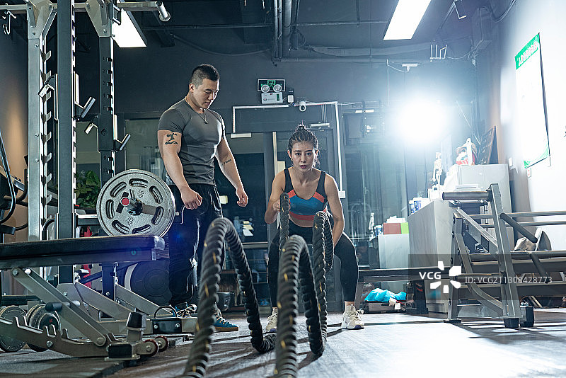 年轻女士上私教课图片素材