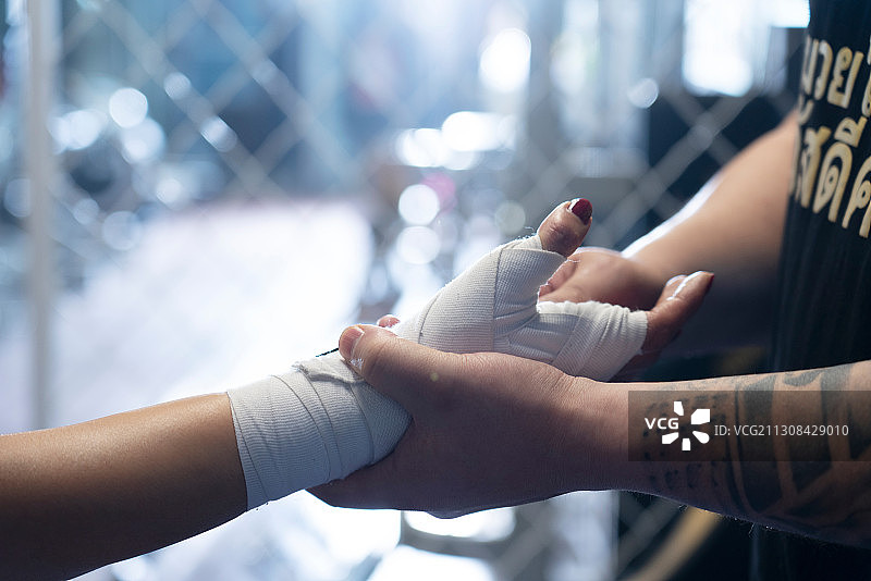 教练在帮青年学员缠绷带图片素材