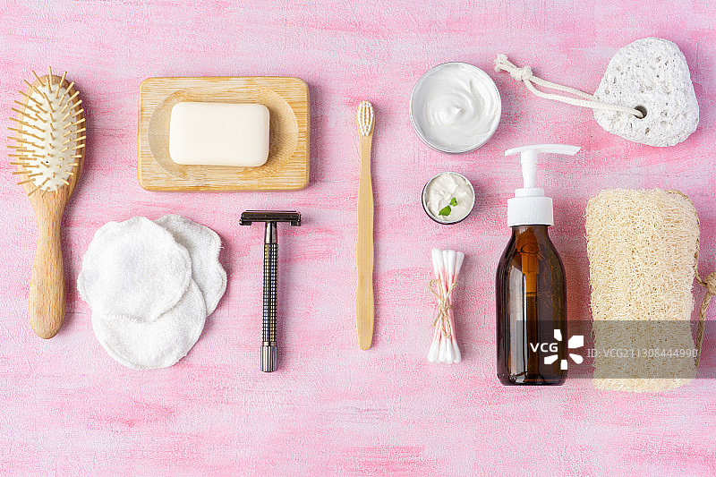 俯视拍摄：桌上的美容产品图片素材