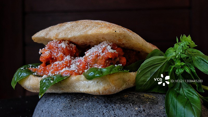 桌子上的三明治特写图片素材