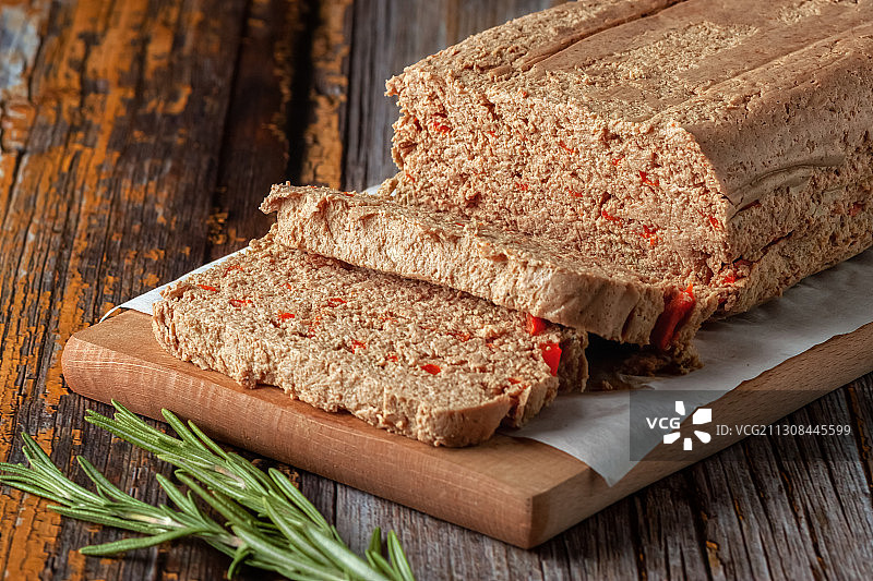 切菜板上的面包的俯视照片图片素材