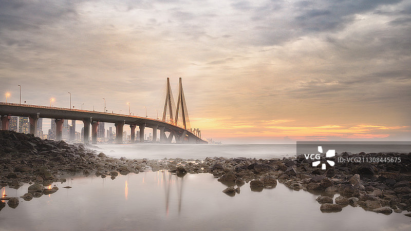 印度班德拉西区多云天空下的海上桥梁景观图片素材