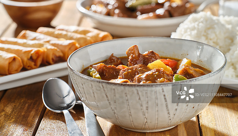 桌子上碗里的食物的特写图片素材