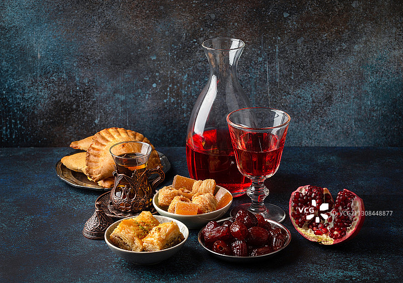 餐桌上的食物和饮品特写图片素材