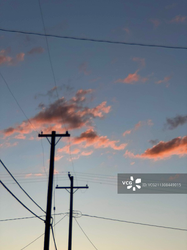 日落时分仰视天空中的电线图片素材