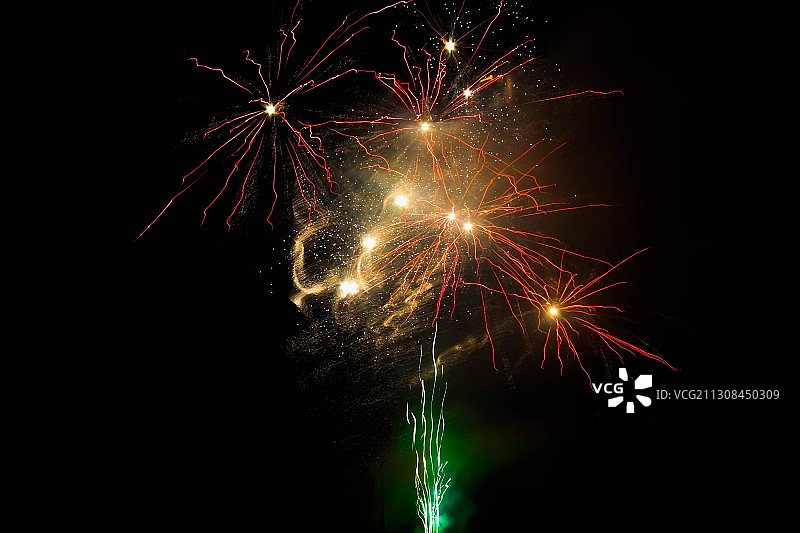 低角度观看烟花表演在晚上图片素材