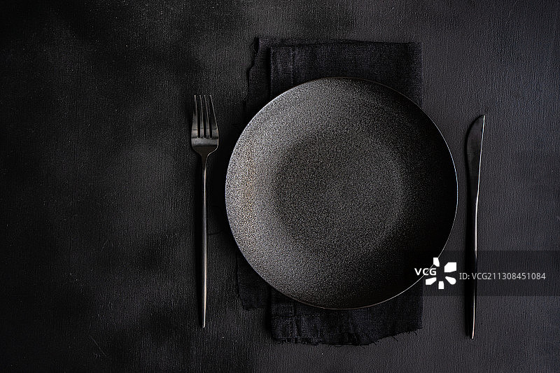 桌子上带叉子和勺子的盘子俯视图图片素材