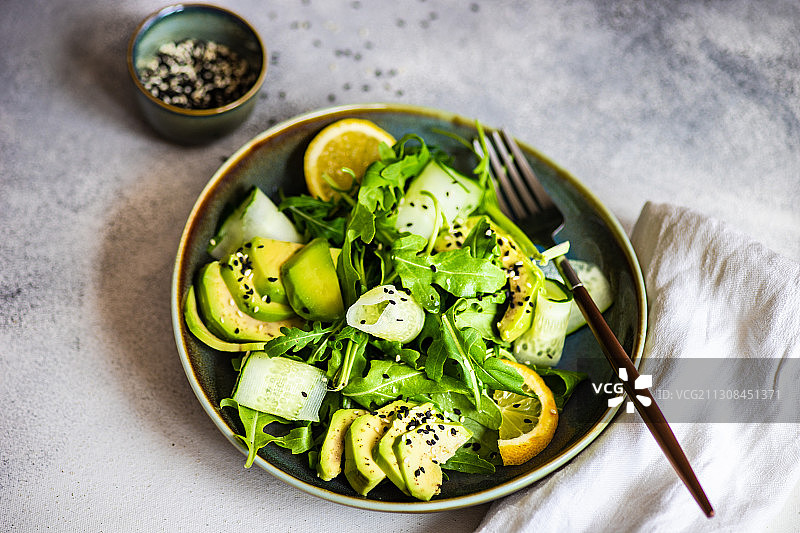 白色背景上的一碗沙拉图片素材