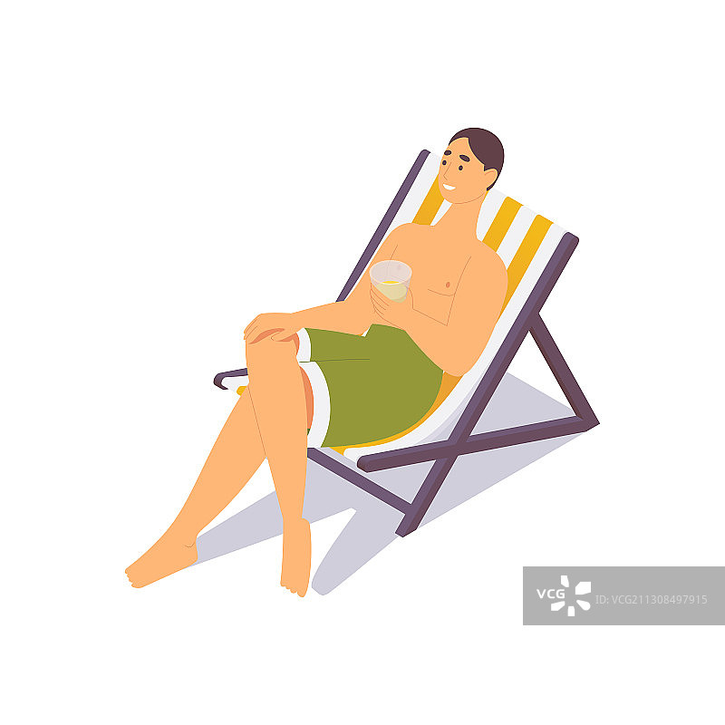 在海滩上放松，拿着玻璃杯饮料的年轻男人图片素材