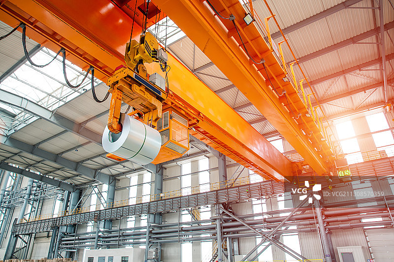 工业4.0智能工厂内无人天车吊运钢卷图片素材