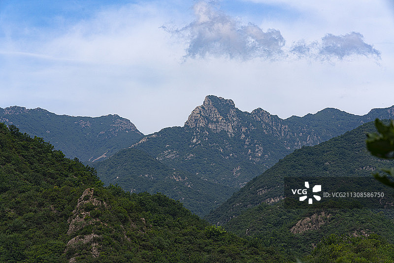 Overlooking the mountains图片素材