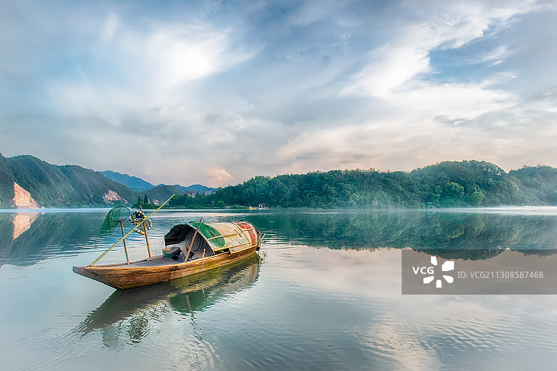云南丽江湖面上的一只乌篷船图片素材