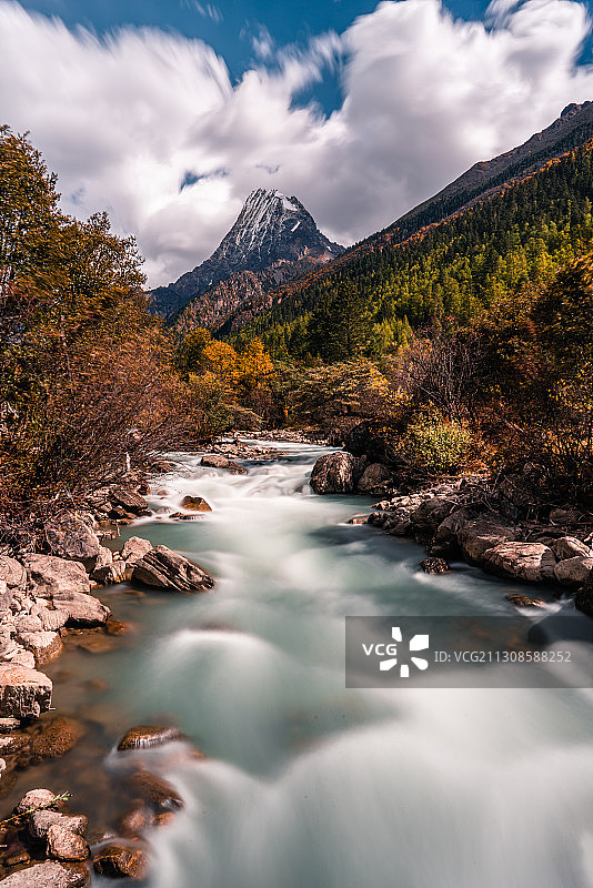 小桥流水 工布江达火焰山图片素材