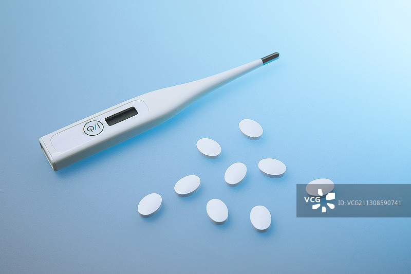 温度计与白色药片图片素材