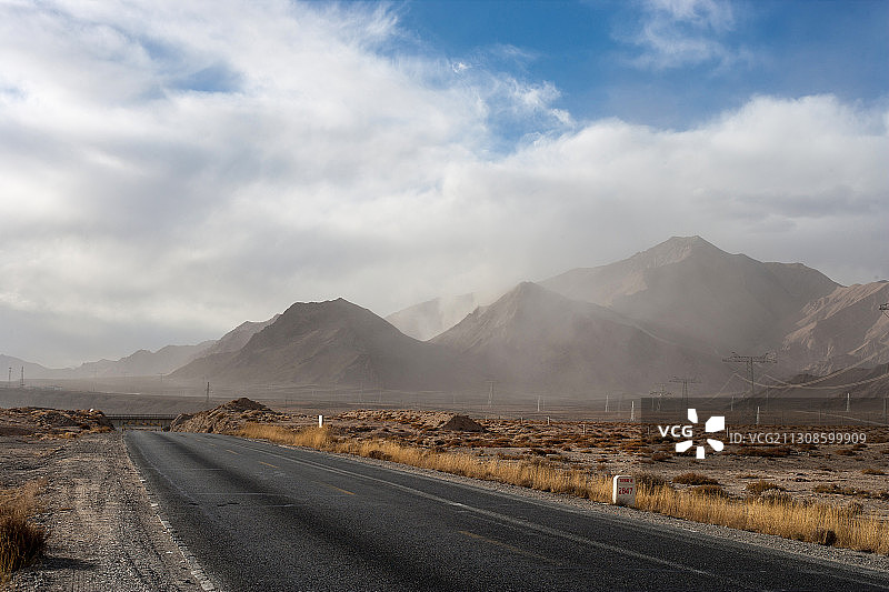 柏油路 高山 山口 群山 戈壁图片素材