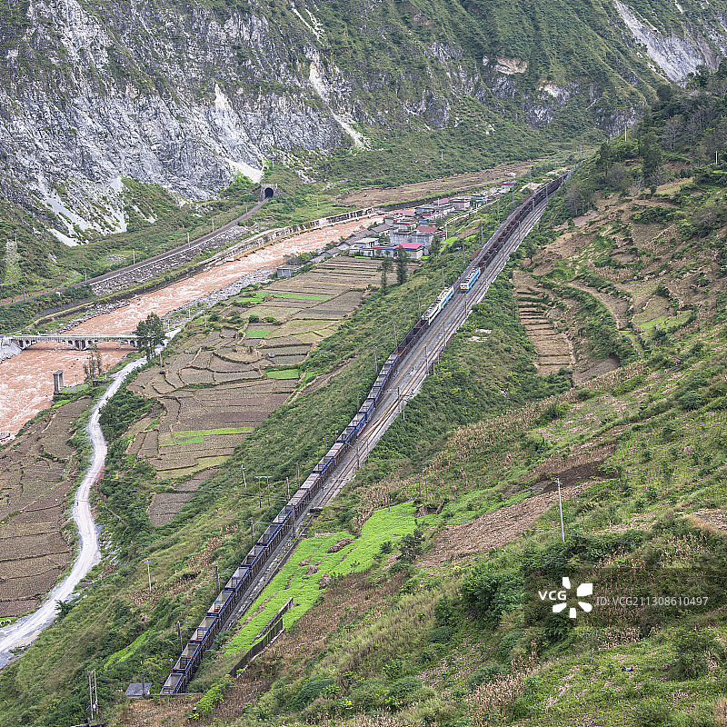 成昆铁路白石岩站会车，上行车3道侧向通过，2道正线停车图片素材