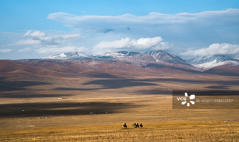 巴音布鲁克大草原上的骑马人图片素材