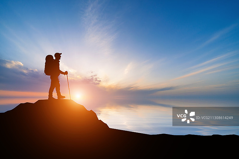 一个人爬山到山顶图片素材