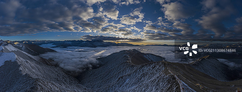达瓦更扎云海图片素材