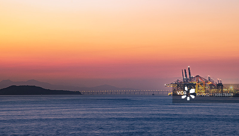 晚霞照耀厦门海沧港区图片素材