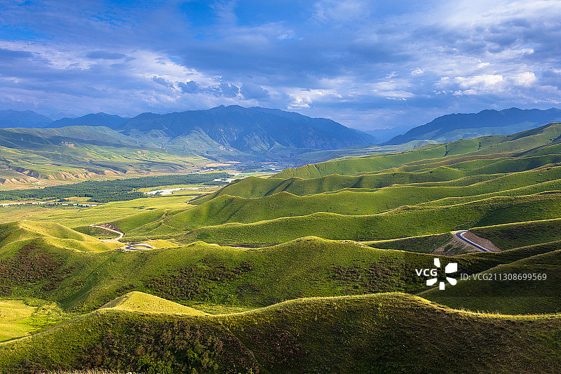 新疆喀拉峻琼库什台的褶皱山人体草原图片素材