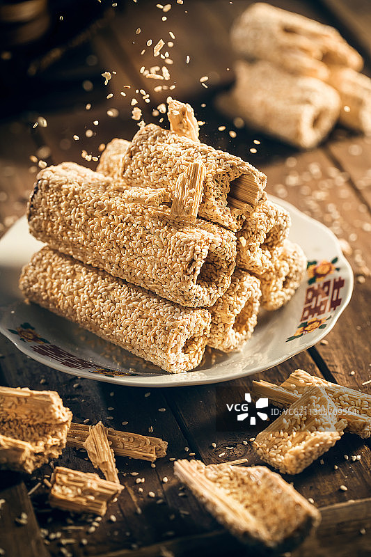 陕西乾县传统美食芝麻滚子麦芽糖琼锅糖制作图片素材