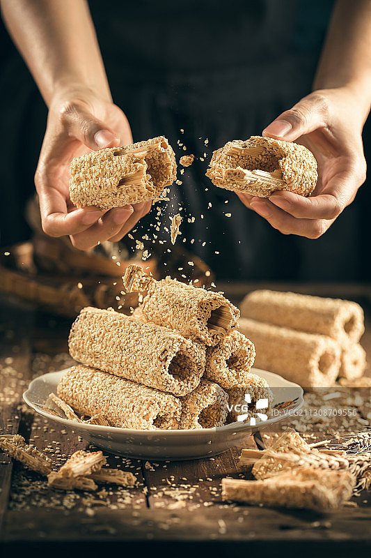 陕西乾县传统美食芝麻滚子麦芽糖琼锅糖制作图片素材