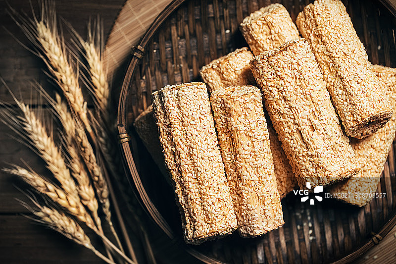 陕西乾县传统美食芝麻滚子麦芽糖琼锅糖制作图片素材