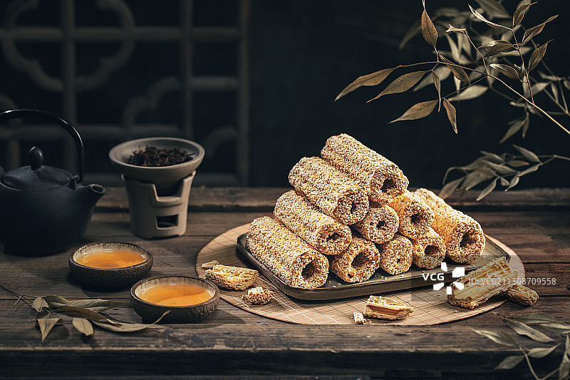 陕西乾县传统美食芝麻滚子麦芽糖琼锅糖制作图片素材