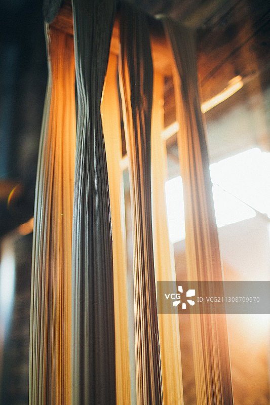 陕西乾县传统美食芝麻滚子麦芽糖琼锅糖制作图片素材