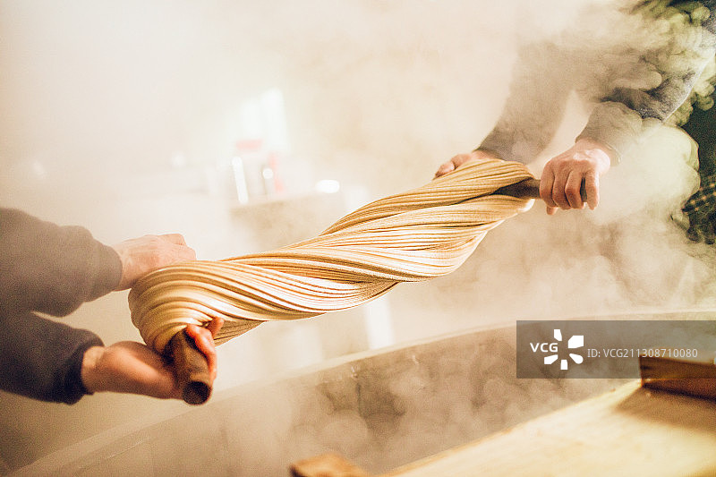 陕西乾县传统美食芝麻滚子麦芽糖琼锅糖制作图片素材