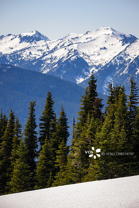 白雪皑皑的山峰映衬着天空图片素材