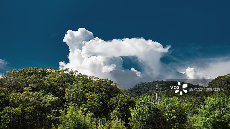 山间的云朵图片素材