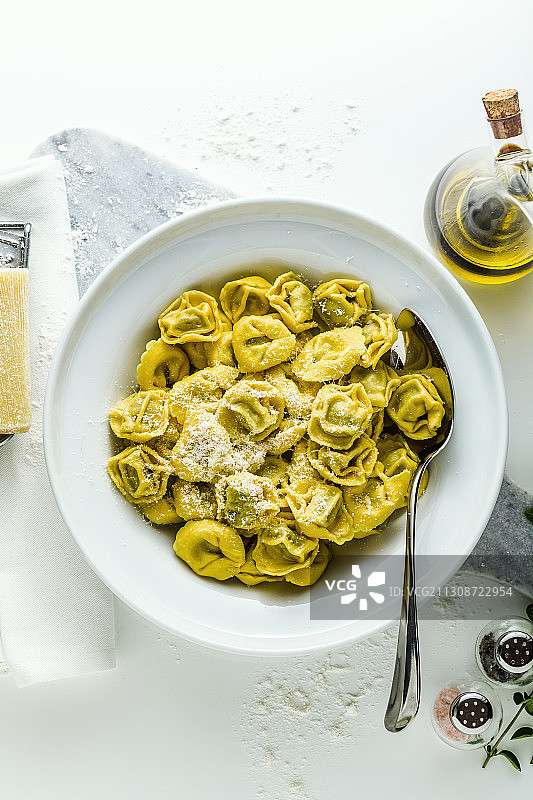 高角度拍摄碗里的意面图片素材