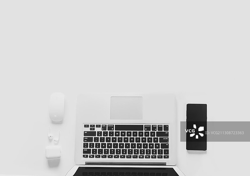 笔记本电脑和手机俯视图图片素材