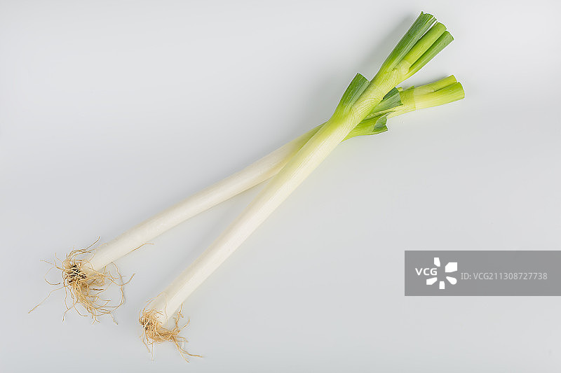 白背景上的大葱，饮食烹饪调味品配图。图片素材