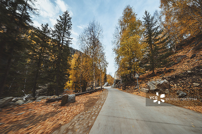 可可托海的景区道路图片素材