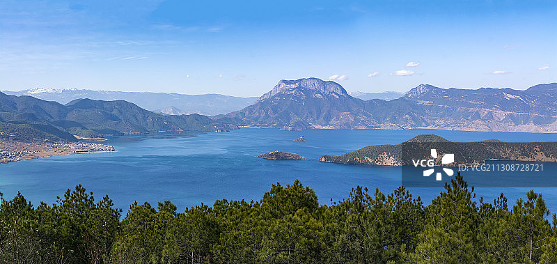 蓝色泸沽湖图片素材