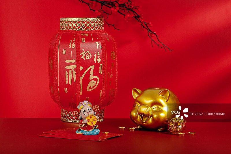 新年红灯笼和金色小猪图片素材