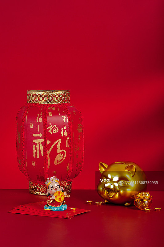 新年红灯笼和金色小猪图片素材
