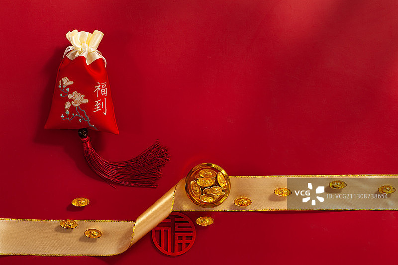 金色绸带上的聚宝盆和福字红包图片素材