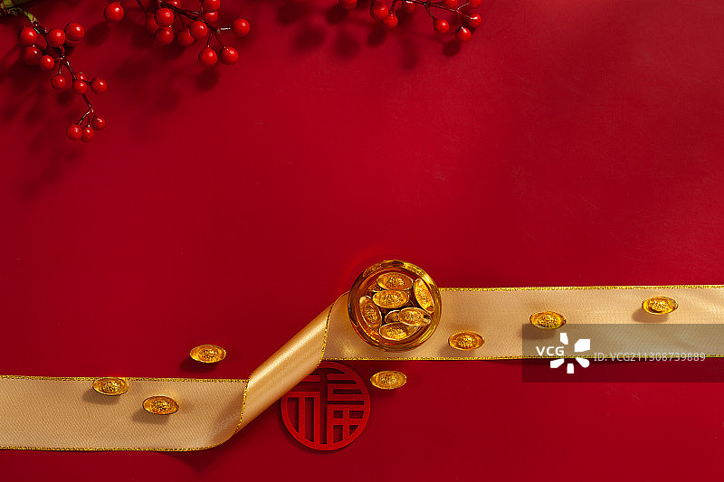 金色绸带上的聚宝盆和金元宝图片素材