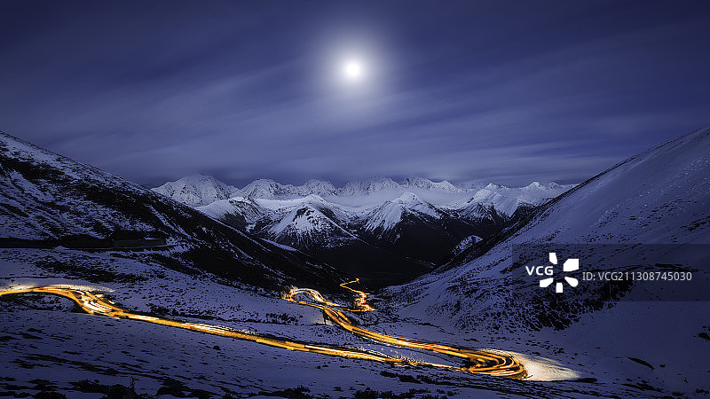 月照雅哈垭口图片素材