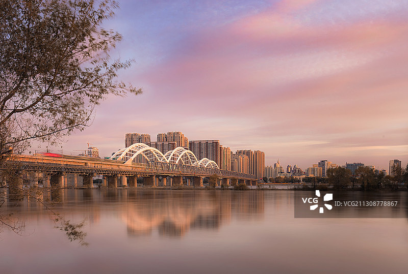 日落下的哈尔滨百年滨州铁路桥图片素材