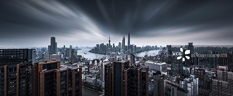 中国上海苏河湾中心宝格丽外滩陆家嘴黄浦江东方明珠地标天际线图片素材