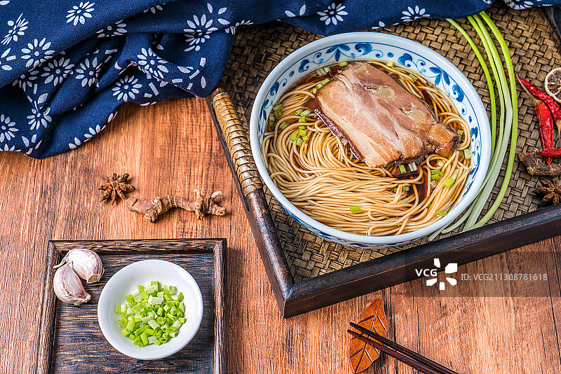 一碗江苏苏州传统小吃焖肉奥灶面图片素材