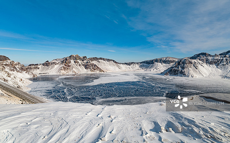 中国吉林活火山长白山天池冬季雪景图片素材